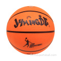 gloeien in het donkere basketbal